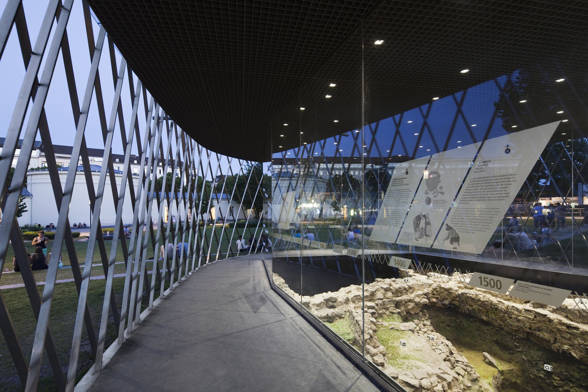 🏛️ 고고학 쇼케이스(아르헤올로기셰 비트리네)